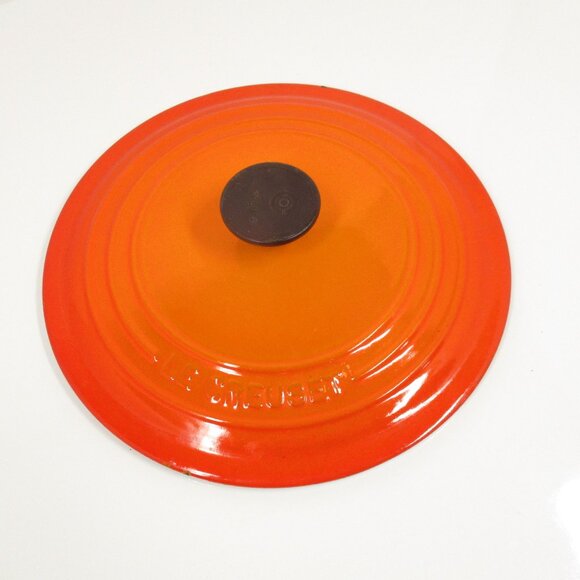 Vintage Le Creuset France Cast Iron Casserole D Pot Volcanic Orange Pan 9" - Picture 8 of 9